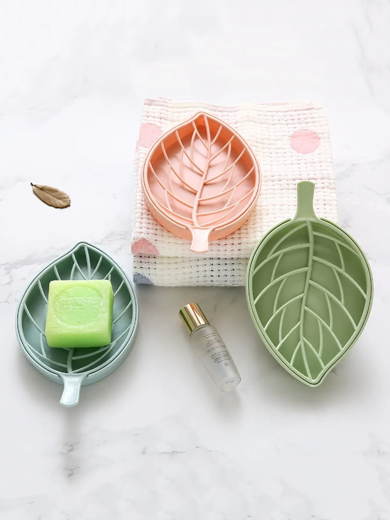 1pc Leaf Shaped Drain Soap Dish