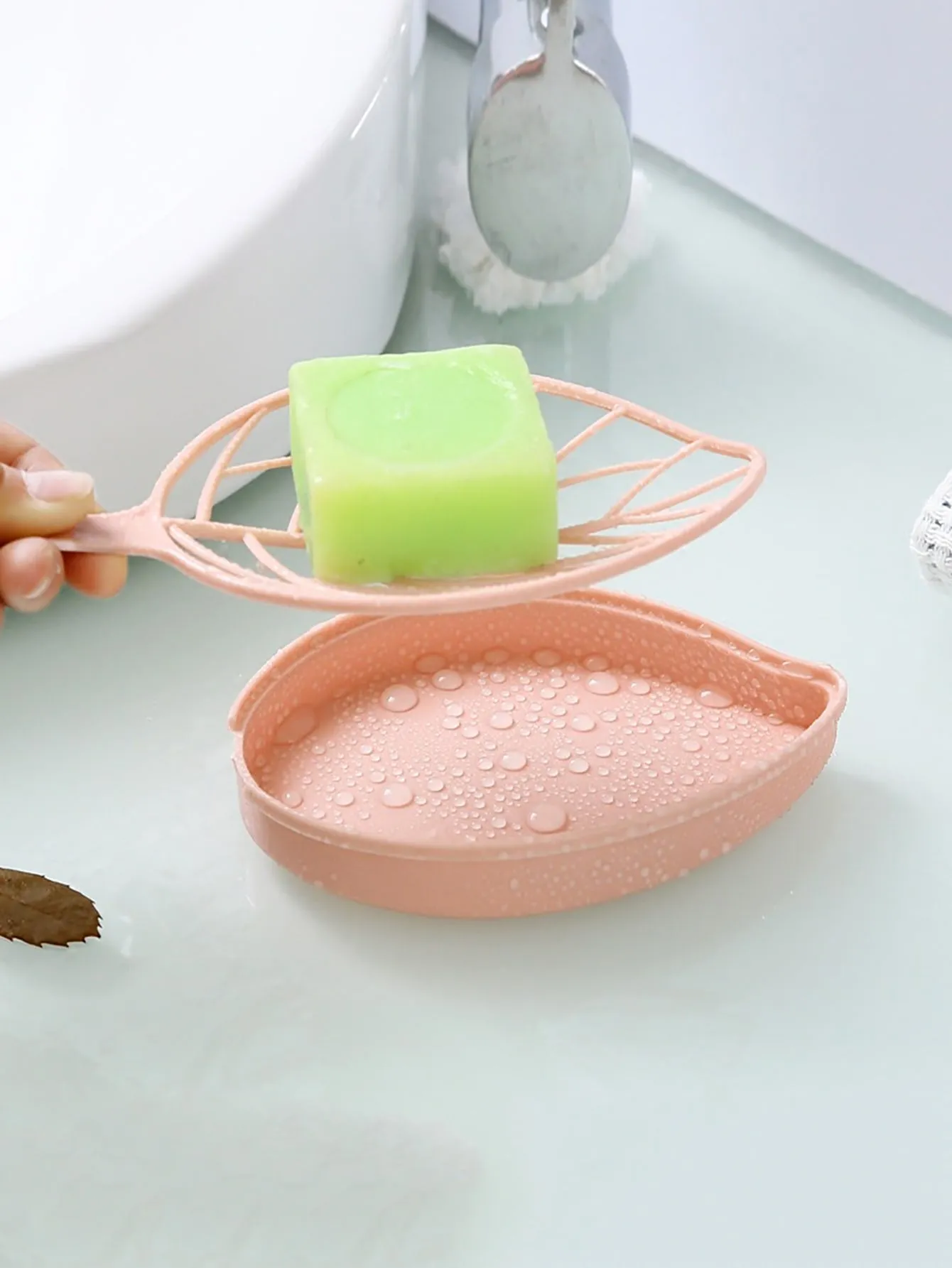 1pc Leaf Shaped Drain Soap Dish